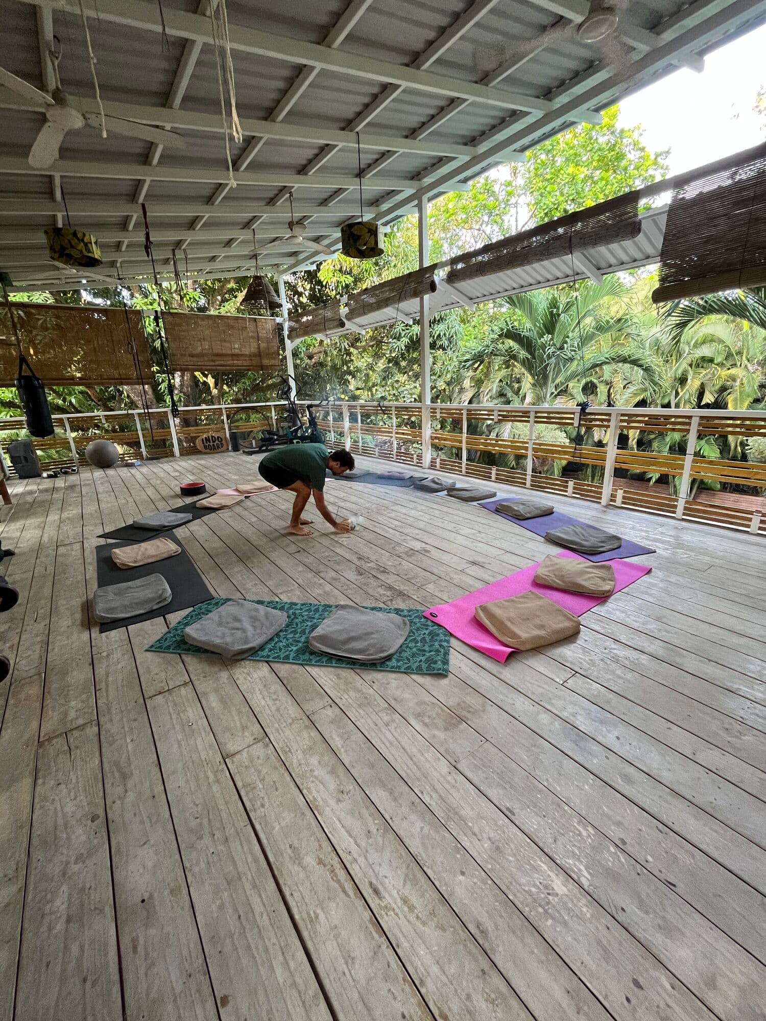 Yoga y meditación diaria frente al Pacífico