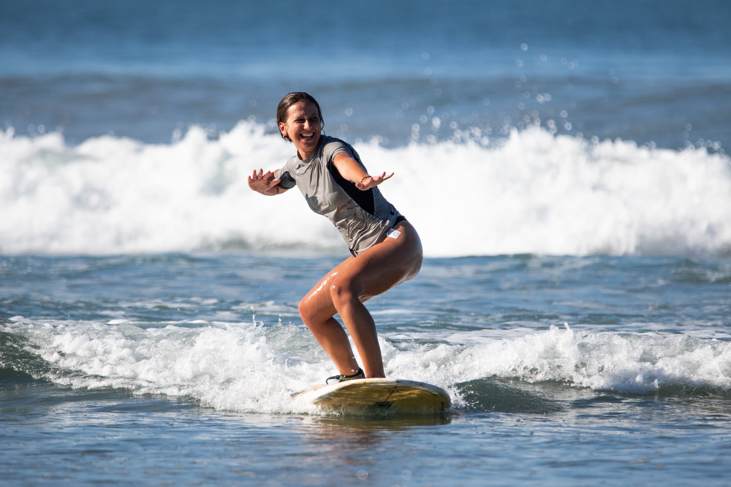 Clases de surf con escuela local para todos los niveles