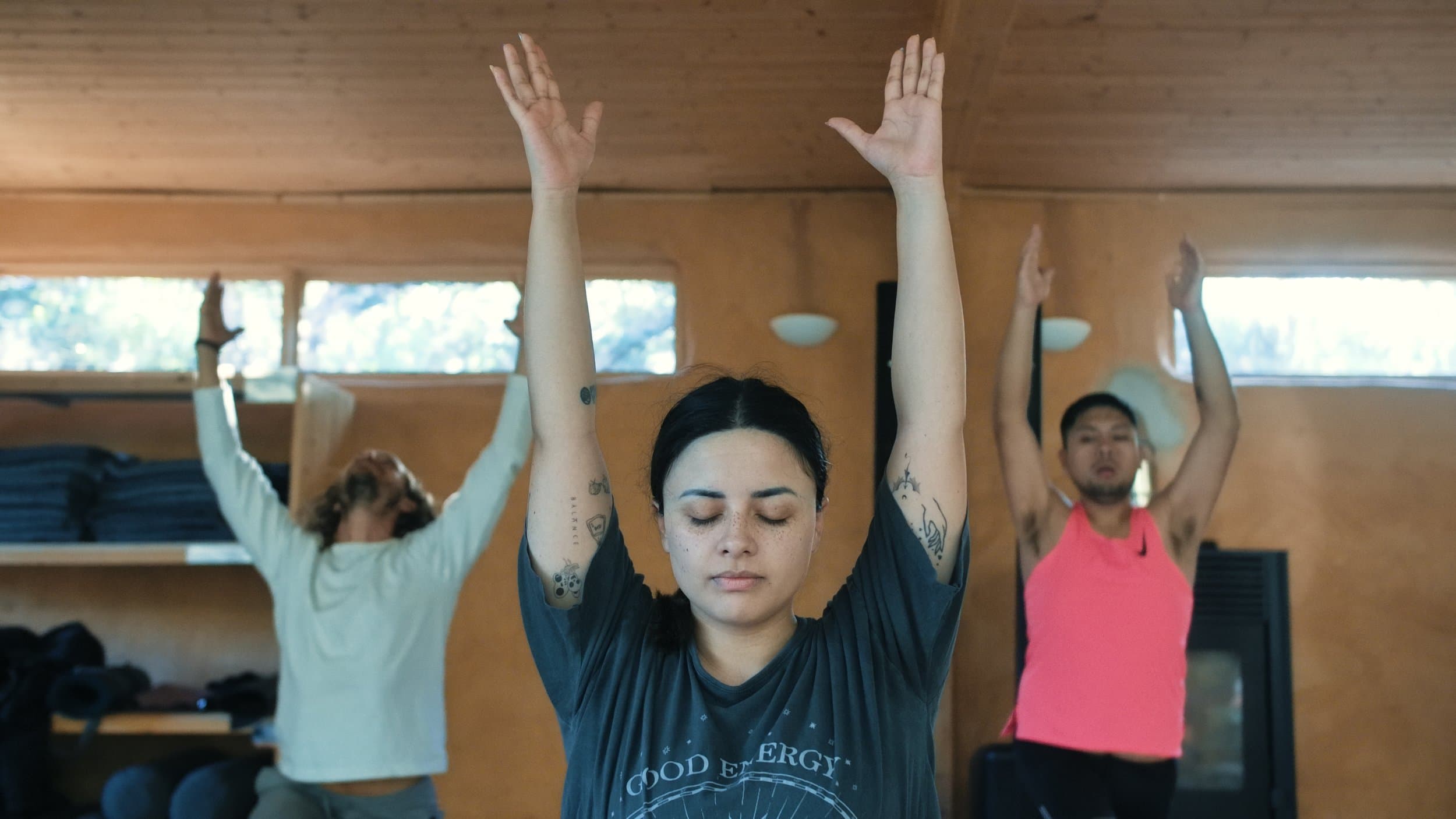 Yoga y meditación todos los días frente al mar