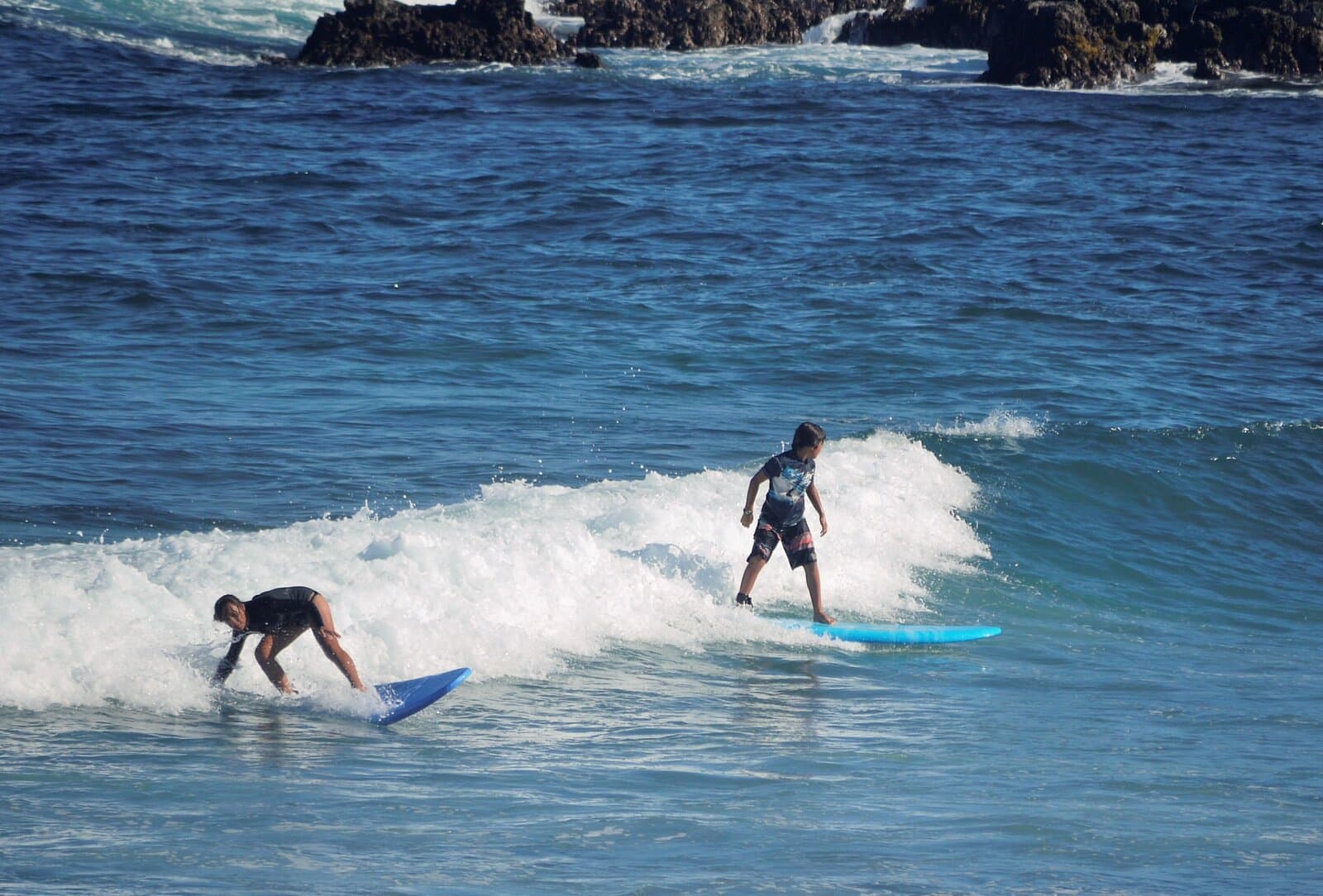 Surf en las olas turquesas frente a Hanga Roa
