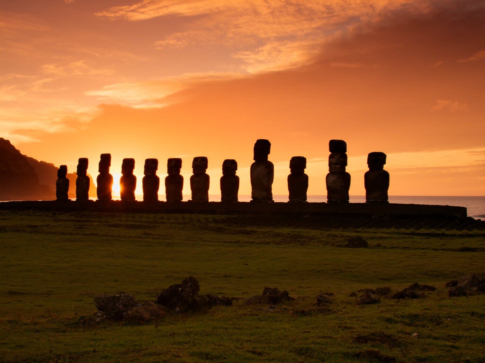 Amanecer frente a los 15 moáis de Ahu Tongariki